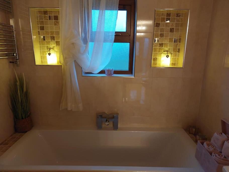 Luxurious Log Cabin With Lay-Z Spa Hot Tub Villa Ballina  Esterno foto